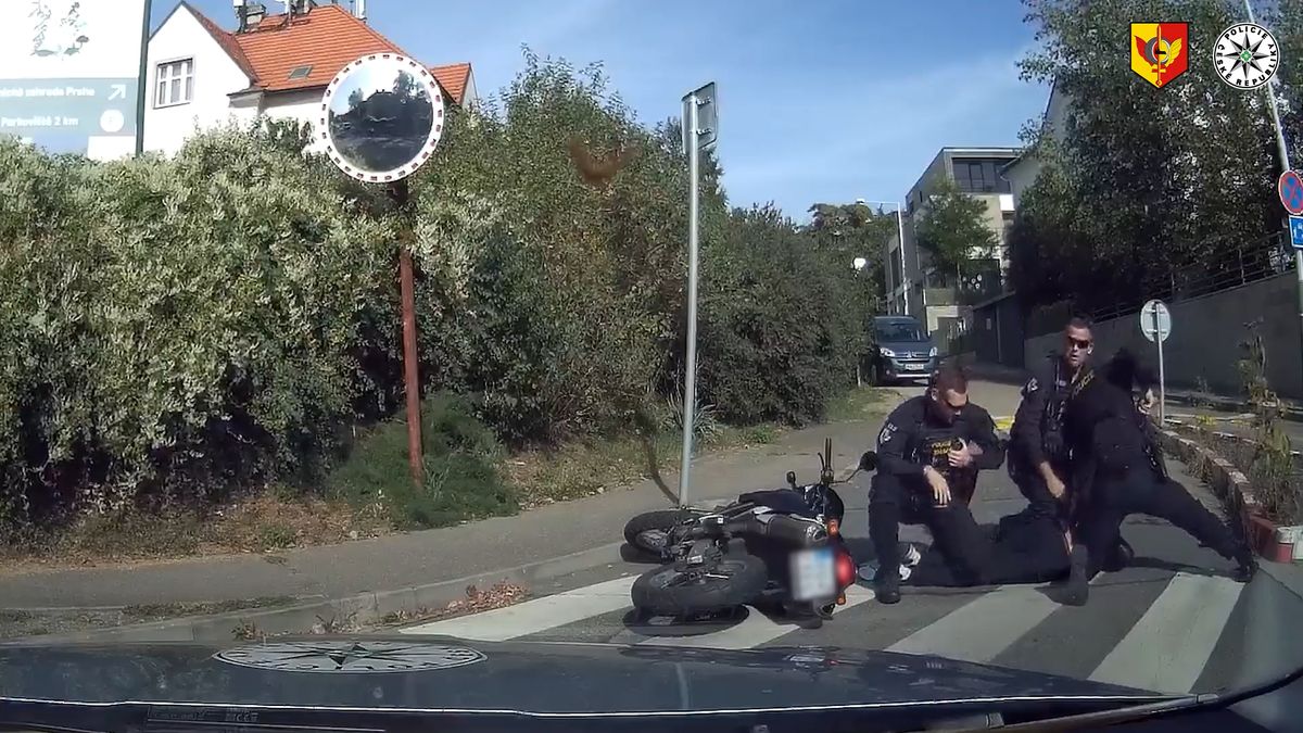 Muže na motorce s papírovou značkou zradil obrubník. Honičku po Praze policie natočila